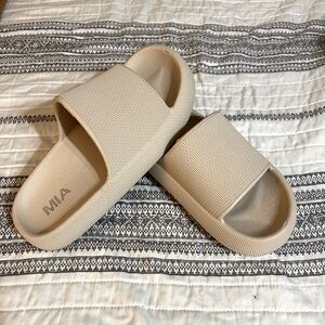 Women’s MIA slides - Size 7